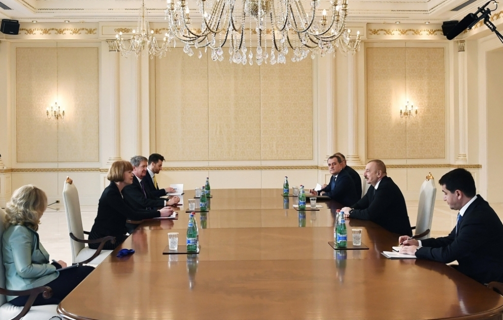 Präsident Ilham Aliyev empfängt britische Ministerin für europäische Nachbarschaft und Amerika