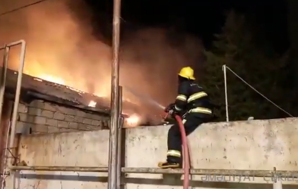 В Баку сгорел 4-комнатный дом