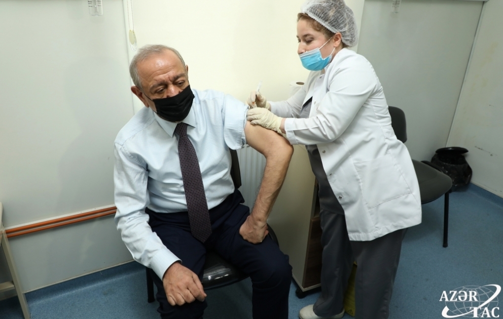 Dövlət qurumlarının əməkdaşlarının peyvənd olunmasına başlanılıb