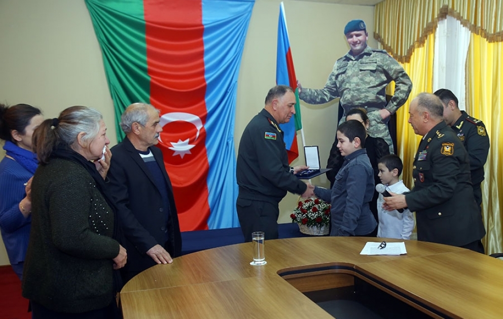 Tabor komandirinin layiq görüldüyü “NATO-nun Ləyaqətli Xidmət Medalı” şəhidin ailəsinə təqdim edilib