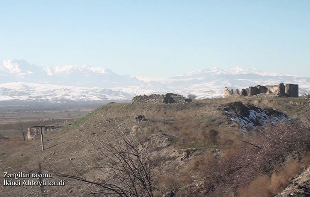 Verteidigungsministerium veröffentlicht Videoaufnahmen aus dem befreiten Dorf Ikinji Alibeyli in Region Zangilan