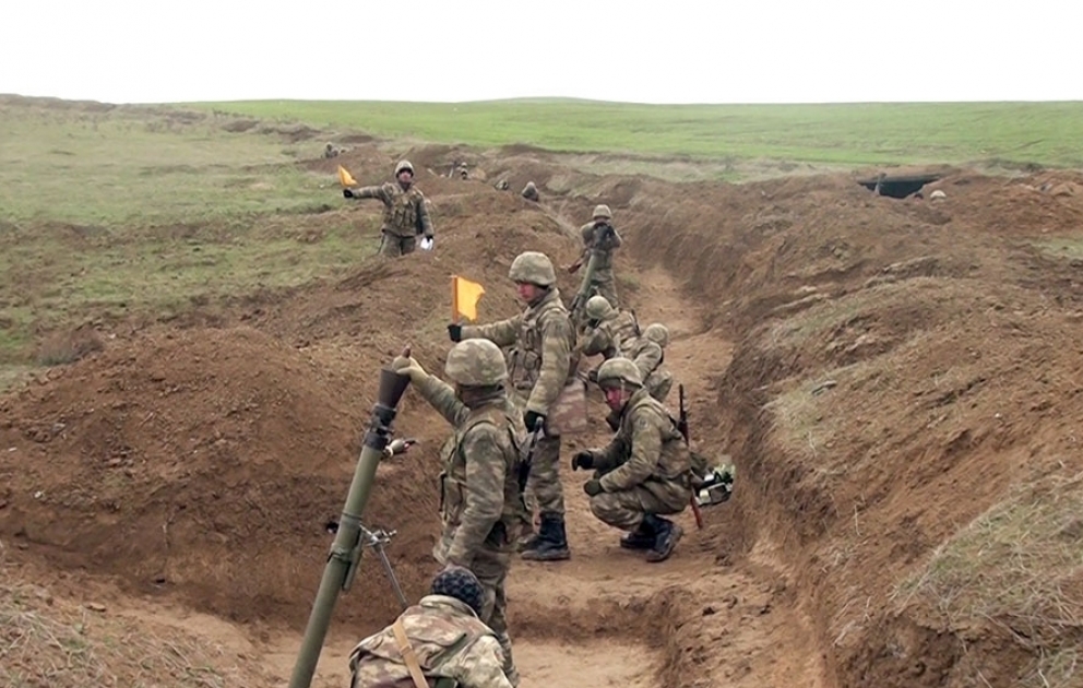 Учебные тренировки минометных батарей с боевой стрельбой продолжаются