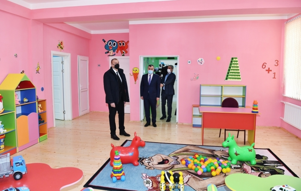 В бакинском поселке Рамана состоялась церемония предоставления квартир семьям шехидов и инвалидам войны
В церемонии принял участие Президент Ильхам Алиев