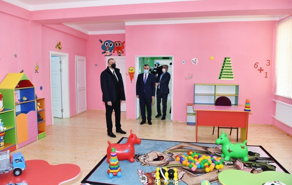 Une cérémonie d'attribution des logements aux familles des martyrs et aux mutilés de guerre se tient à Ramana
Le président Ilham Aliyev est présent à la cérémonie