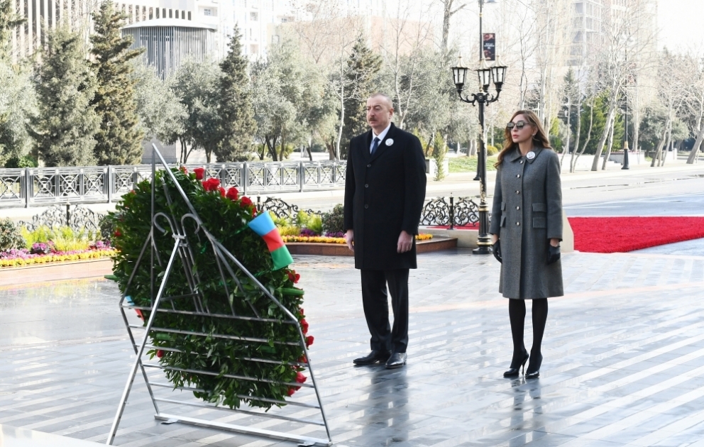 Prezident İlham Əliyev və birinci xanım Mehriban Əliyeva Xocalı soyqırımı abidəsini ziyarət ediblər