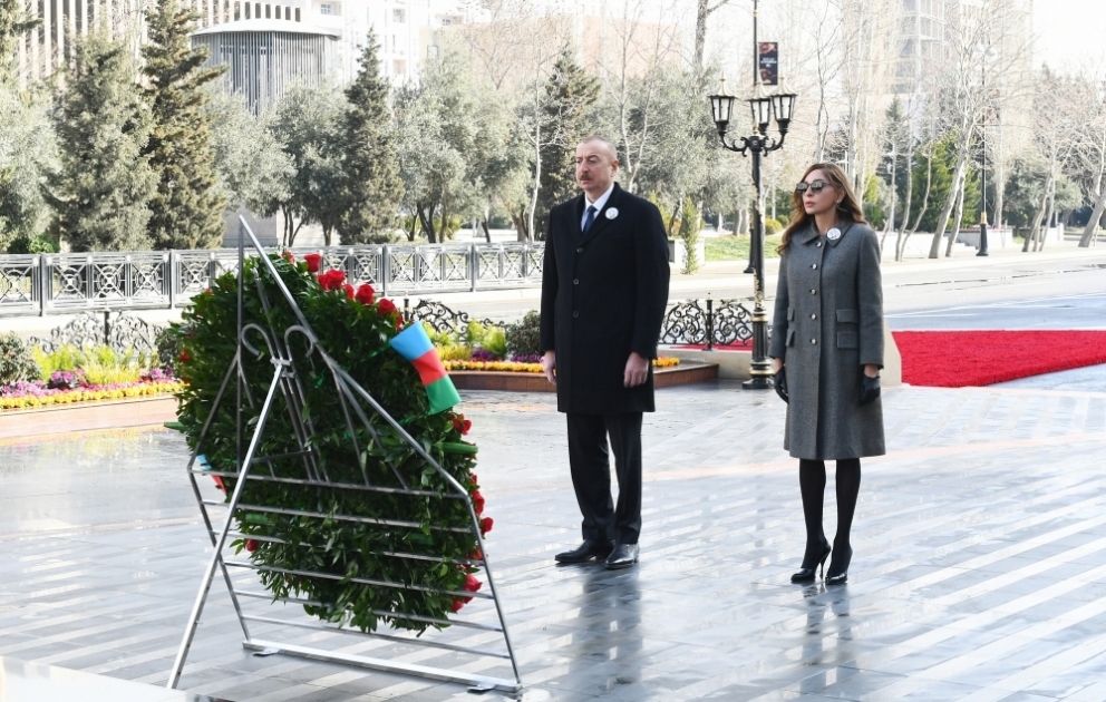 Le président Ilham Aliyev visite le monument érigé à la mémoire des victimes du génocide de Khodjaly