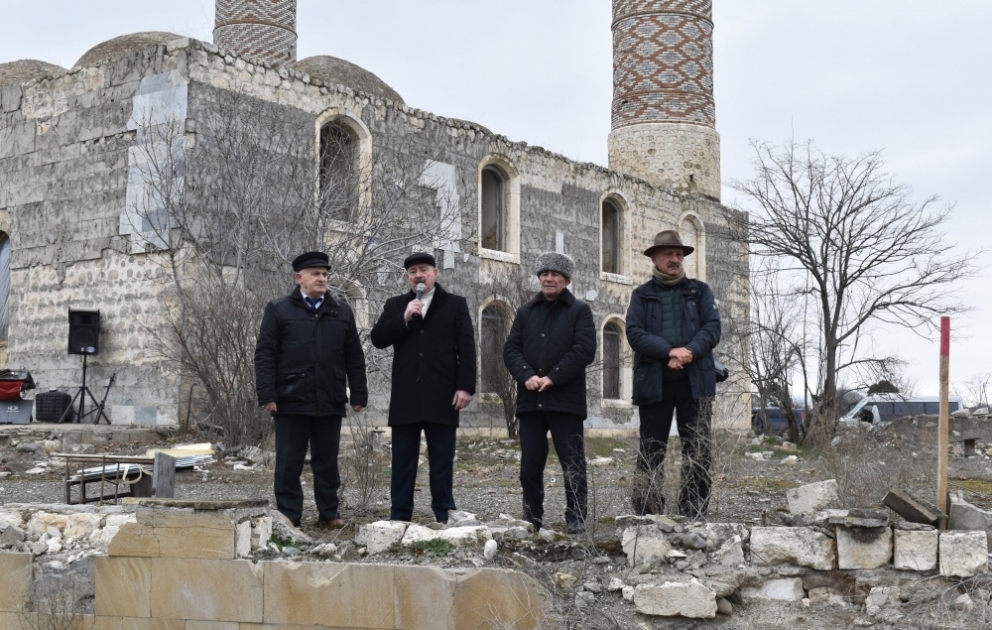 Xarici jurnalistlər Xocalı soyqırımı dəhşətlərini şahidlərin dilindən dinləyiblər