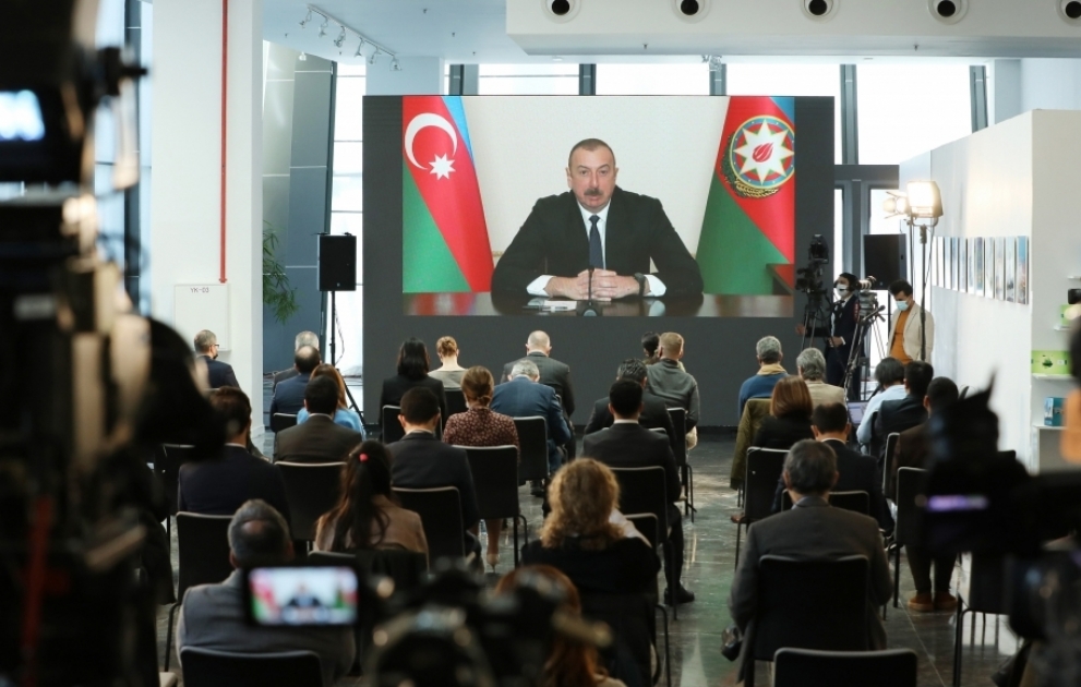 Le président Ilham Aliyev tient une conférence de presse pour les représentants des médias locaux et étrangers