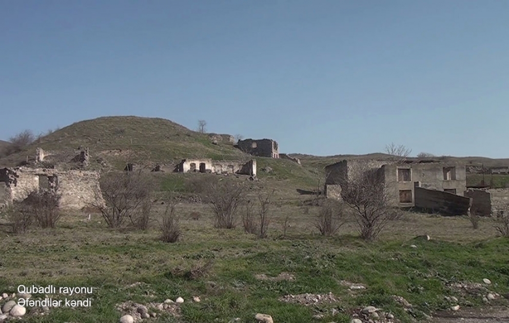 Verteidigungsministerium teilt Videoaufnahmen aus dem befreiten Dorf Efendiler im Rayon Gubadli