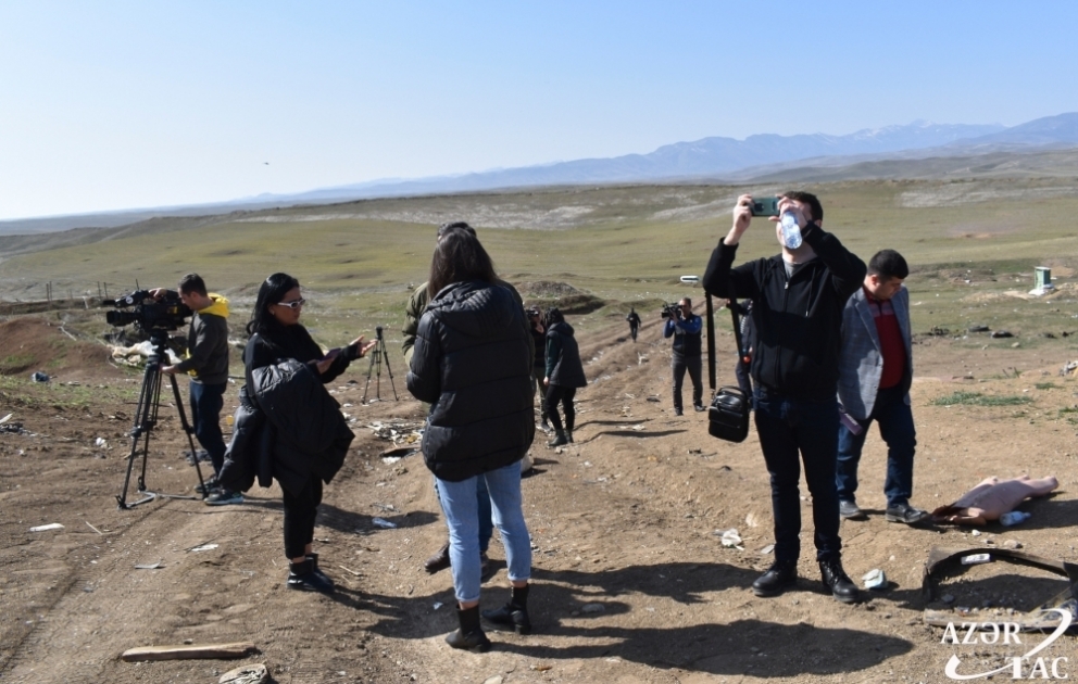 Viran olunmuş şəhərlər, dağıdılmış qəbiristanlıqlar, təhqir olunmuş məscidlər - gürcüstanlı jurnalistlər Füzuli və Cəbrayılda