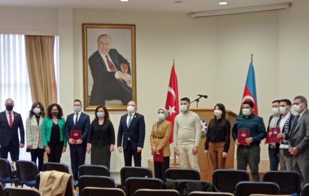 Ankarada mərhum səfir Fuad İsmayılovun xatirəsinə həsr olunmuş məqalə müsabiqəsinin qalibləri mükafatlandırılıb