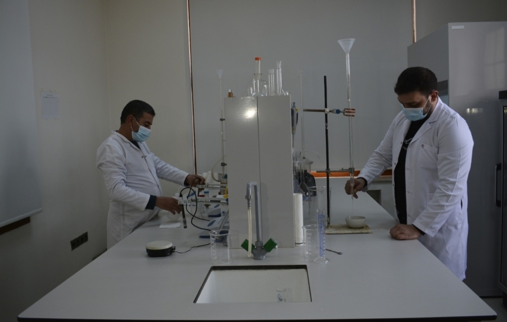 Gübrələmə prosesinin nəzarətsiz aparılması torpağın şoranlaşmasına, fiziki və kimyəvi deqradasiyasına səbəb olur