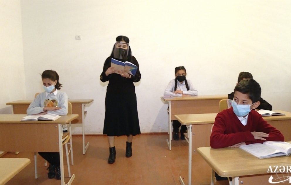 Ucqar kənddə dərs deyən bakılı qız