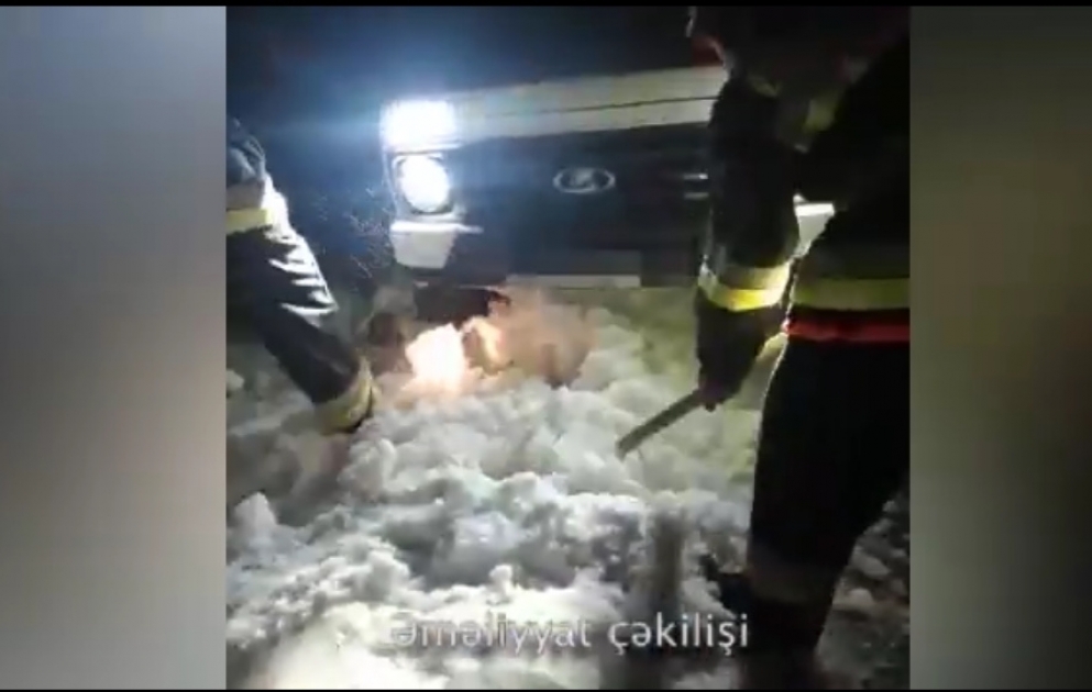 FHN : Xızıda qarlı havada yolda qalan minik avtomobili xilasedicilər tərəfindən təhlükəsiz əraziyə çıxarılıb