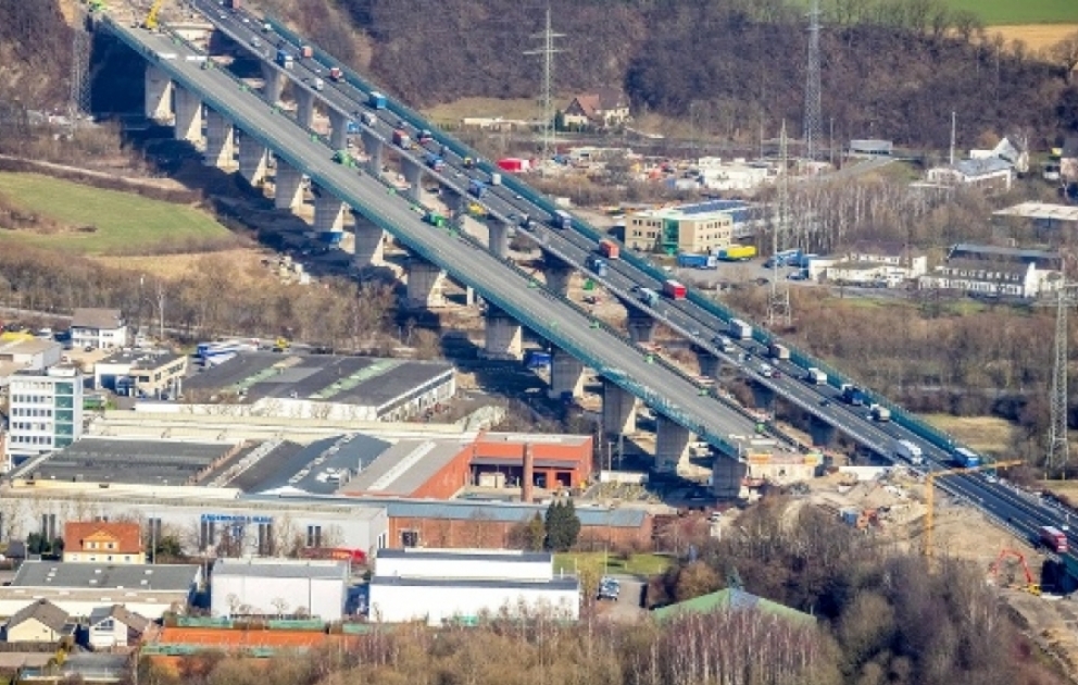 В Германии на санях перенесли километровый мост