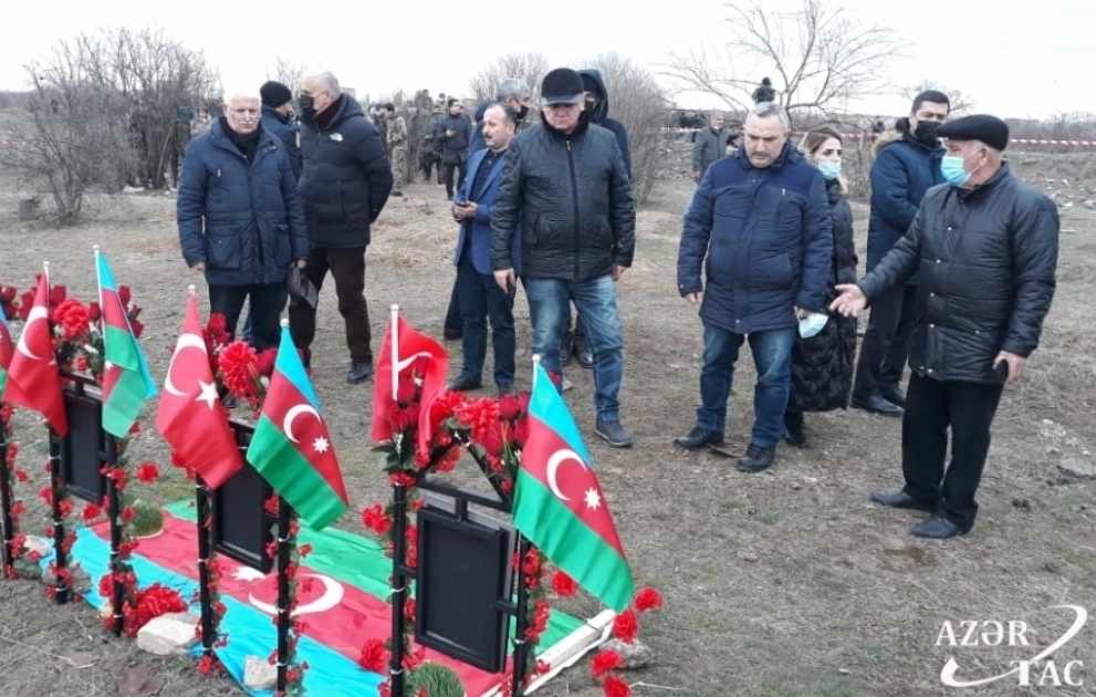 Руководители медиа-органов и общественные активисты посетили Шехидляр хиябаны в Агдаме