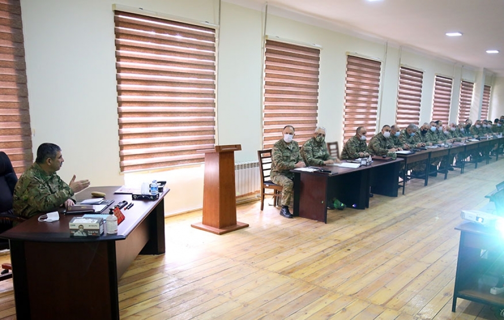 Müdafiə naziri təlimlərin gedişi barədə məruzələri dinləyib