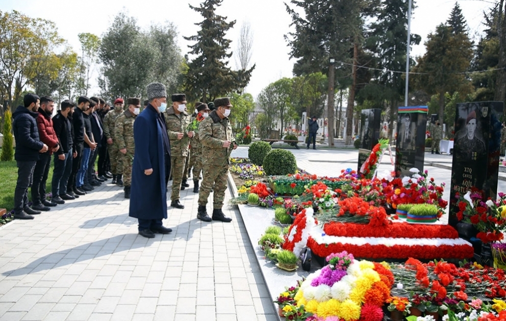 Müdafiə Nazirliyinin rəhbərliyi Bərdə şəhərindəki Şəhidlər xiyabanını ziyarət edib