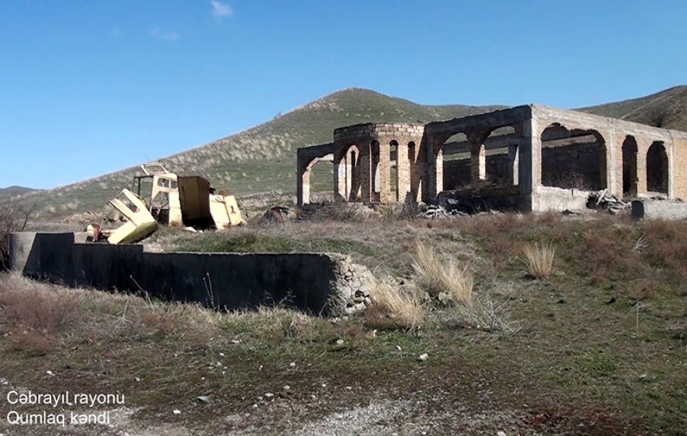 Verteidigungsministerium veröffentlicht Videoaufnahmen aus dem befreiten Dorf Gumlag im Rayon Jabrayil