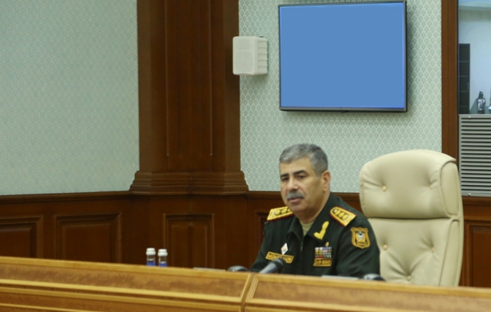 Müdafiə naziri bölmələrin döyüş qabiliyyətinin yüksəldilməsini tələb edib