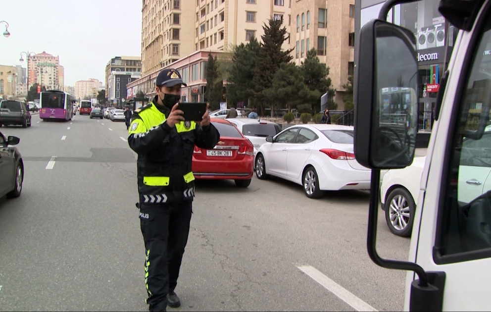 Yol polisləri parklanma qaydalarını pozan sürücülərə qarşı reyd keçirib