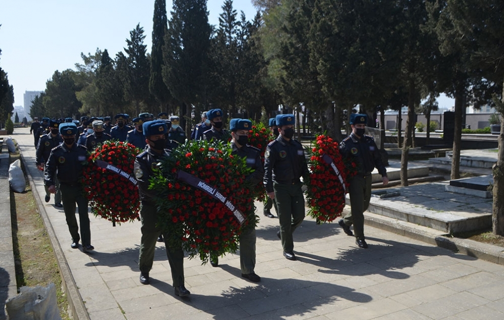 Aprel şəhidlərinin məzarları ziyarət olunub