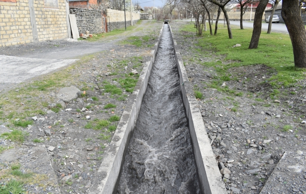 Su itkisinin qarşısının alınması üçün torpaq kanallar beton üzlüyə alınır