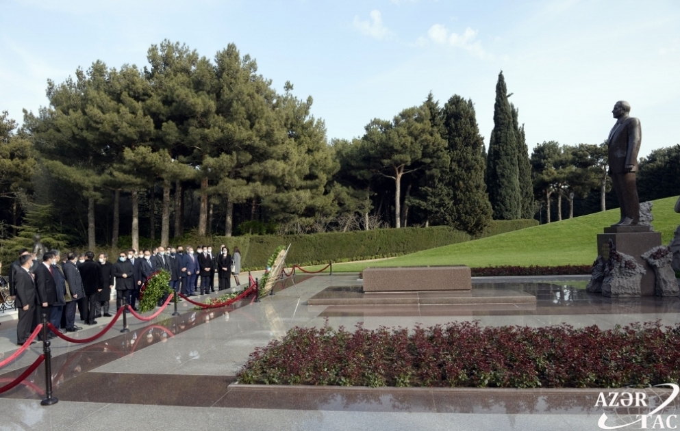 Ulu öndər Heydər Əliyevin məzarını və Şəhidlər xiyabanını ziyarət