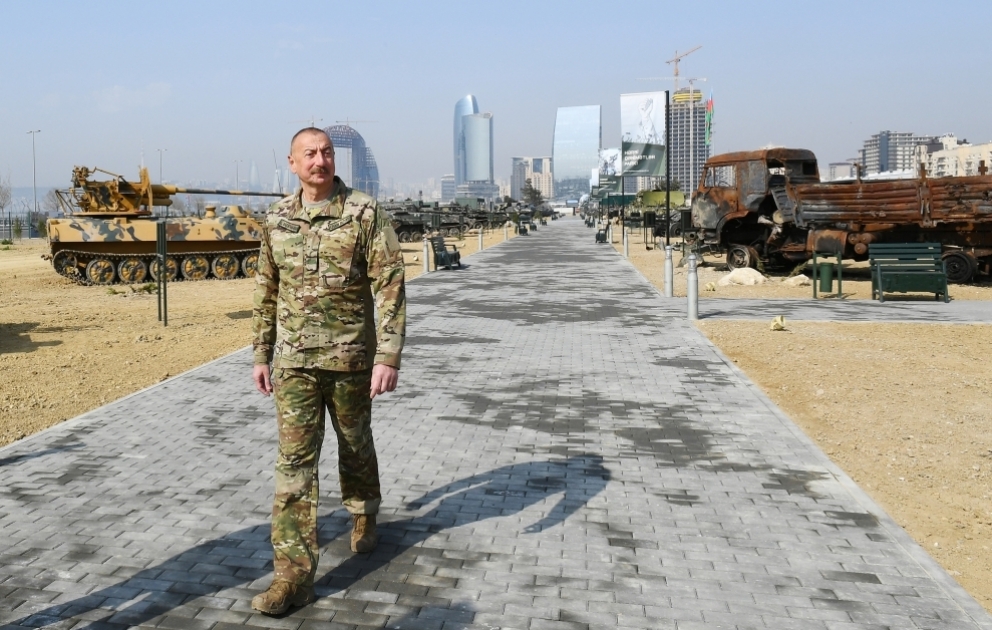 Präsident Ilham Aliyev weiht Park “Kriegsbeuten” in Baku ein