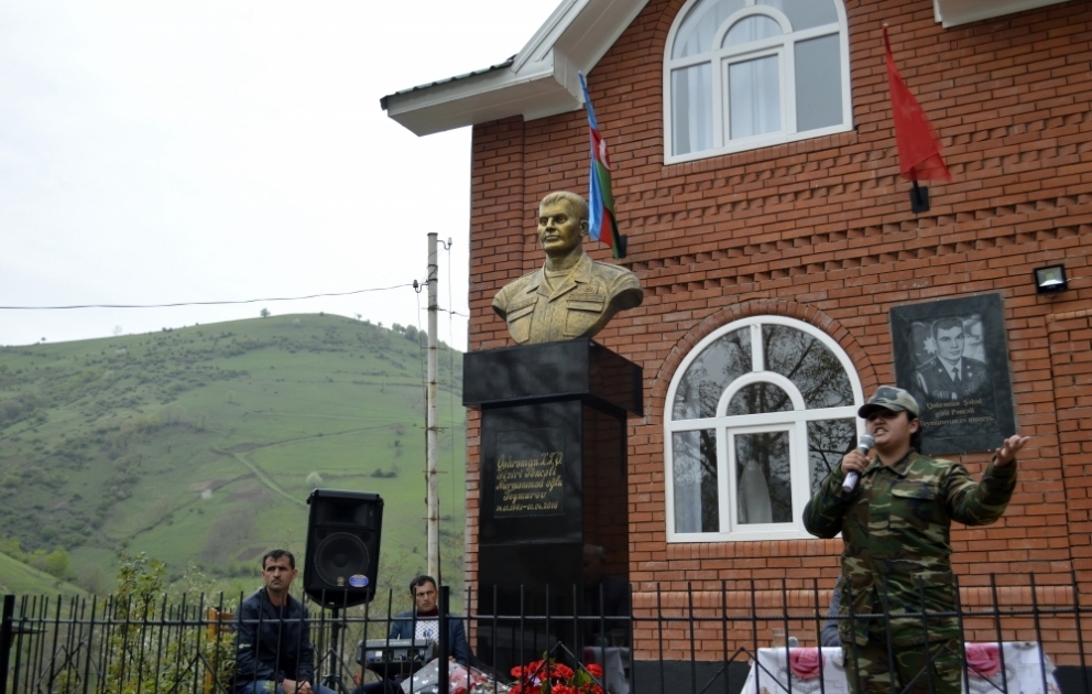 Aprel döyüşlərinin əfsanəsi şəhid Pəncəli Teymurovun büstü açılıb