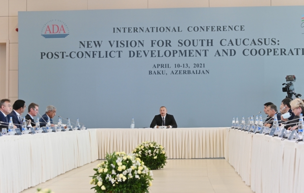 Präsident Ilham Aliyev nimmt an internationaler Konferenz "Neue Vision für Südkaukasus: Post-Konflikt-Entwicklung und Zusammenarbeit" an der ADA-Universität teil