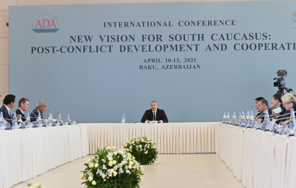 Le président Ilham Aliyev participe à une conférence intitulée « Un nouveau regard sur le Caucase du Sud : développement et coopération post-conflit » à l'Université ADA