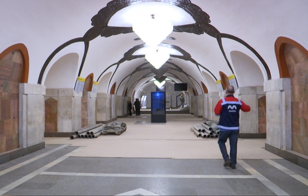 Elmlər metrostansiyasında köhnə taxta şpallar yeni dəmir beton bloklarla əvəzlənir