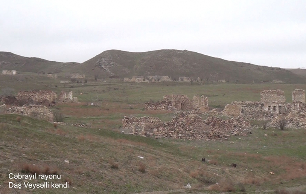 Verteidigungsministerium veröffentlicht Videoaufnahmen aus dem befreiten Dorf Dasch Veysalli im Rayon Jabrayil