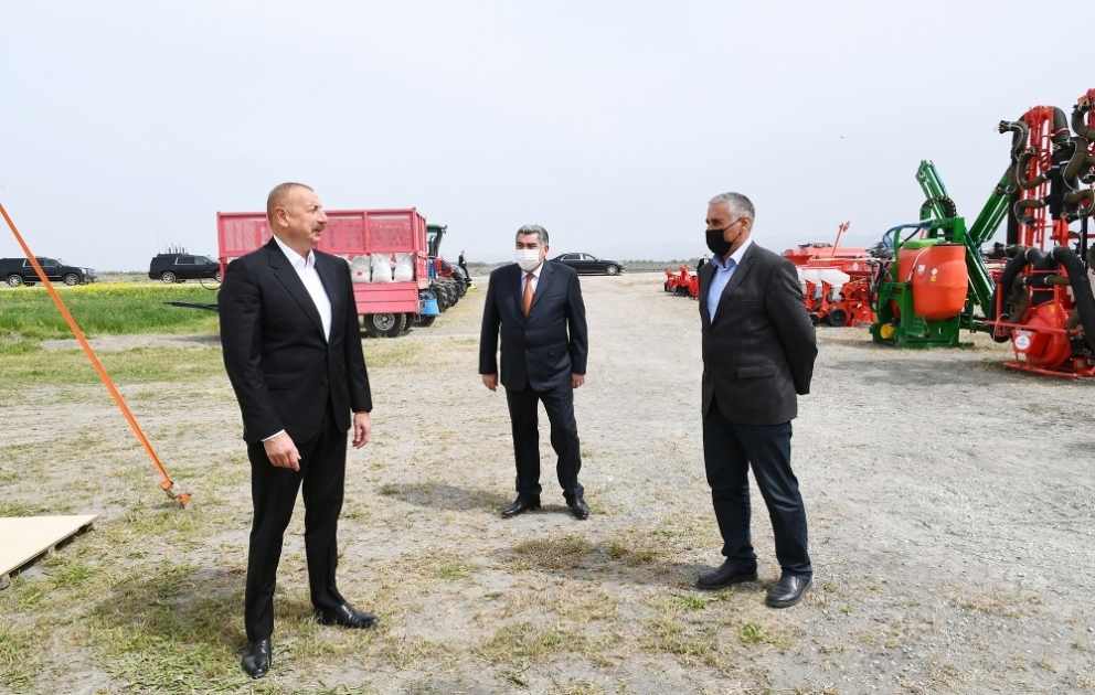 Le président Ilham Aliyev a suivi le processus de semis dans le champ de coton d’un fermier à Hadjigaboul