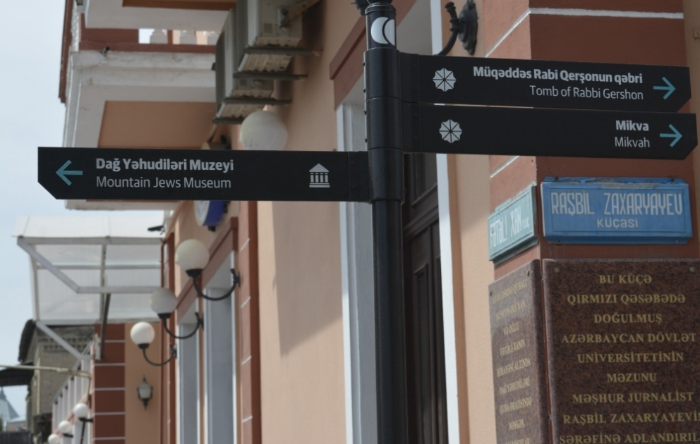 Qubadakı Qırmızı Qəsəbədə yeni turizm məlumat nişanları quraşdırılıb