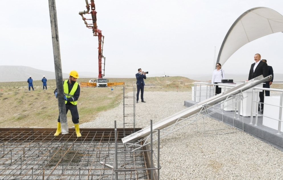 In Region Abscheron in Baku Grundstein für Touristenkomplex der Schlammvulkane gelegt 
Präsident Ilham Aliyev und First Lady Mehriban Aliyeva nahmen an Veranstaltung teil