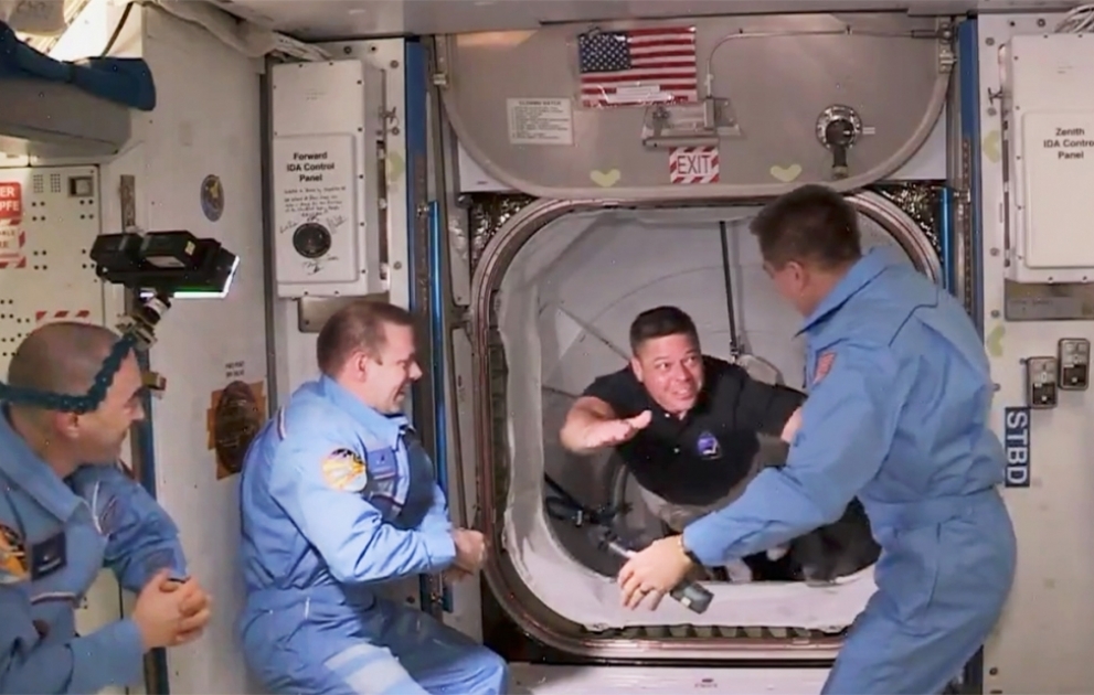 “Crew Dragon” gəmisinin astronavtları Beynəlxalq Kosmik Stansiyaya keçib