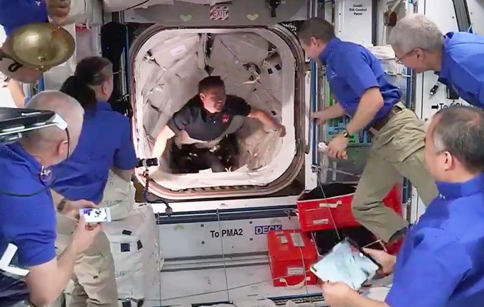 Астронавты корабля Crew Dragon-2 перешли на МКС