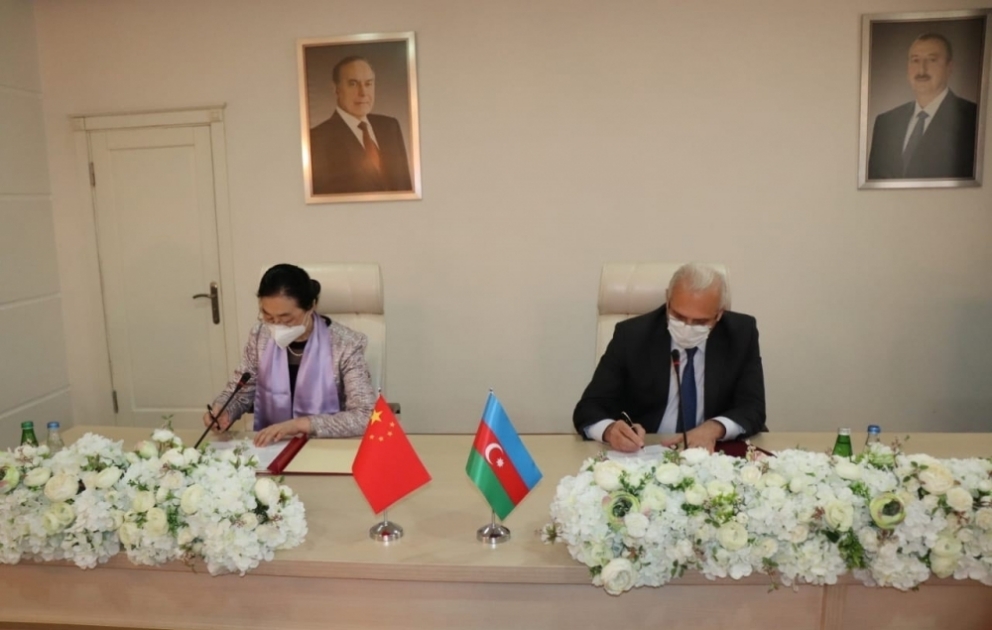 Подписан акт приема-сдачи вакцины COVID-19, безвозмездно переданной Китаем Азербайджану