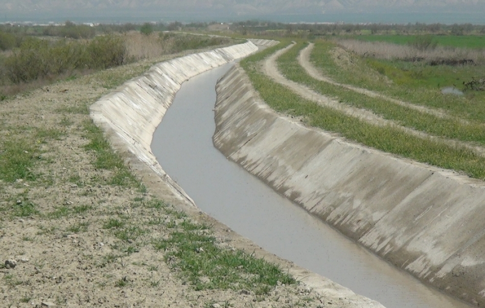 Hacıqabulda torpaq məcralı kanalların beton üzlüyə alınması suvarmaya müsbət təsir göstərib