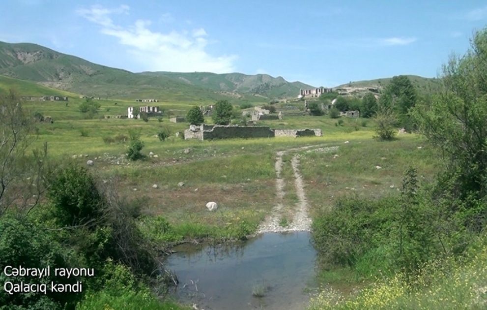 Verteidigungsministerium veröffentlicht Videoaufnahmen aus dem befreiten Dorf Galajig im Rayon Jabrayil
