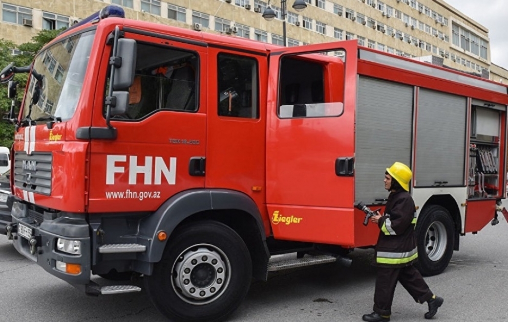 FHN: Xətai rayonun çoxmərtəbəli yaşayış binasında baş verən yanğın söndürülüb