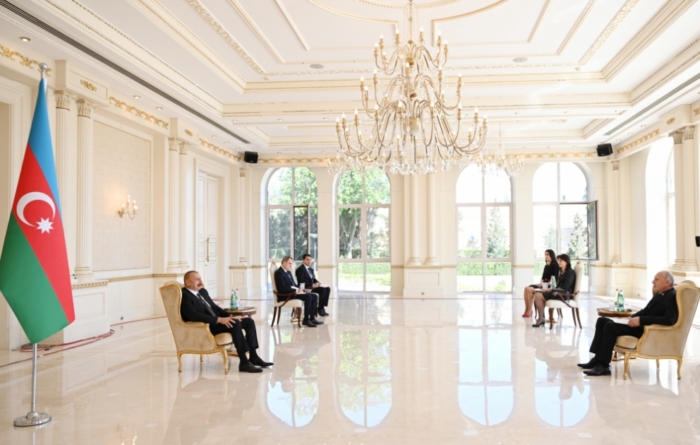 Präsident Ilham Aliyev empfängt neuen Botschafter von Serbien zur Entgegennahme des Beglaubigungsschreibens