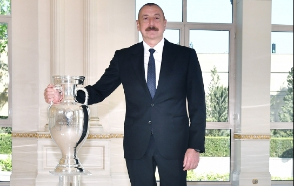 AVRO-2020-nin kuboku Prezident İlham Əliyevə təqdim olunub