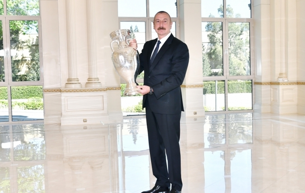 Le trophée de l’Euro 2020 a été présenté au président Ilham Aliyev