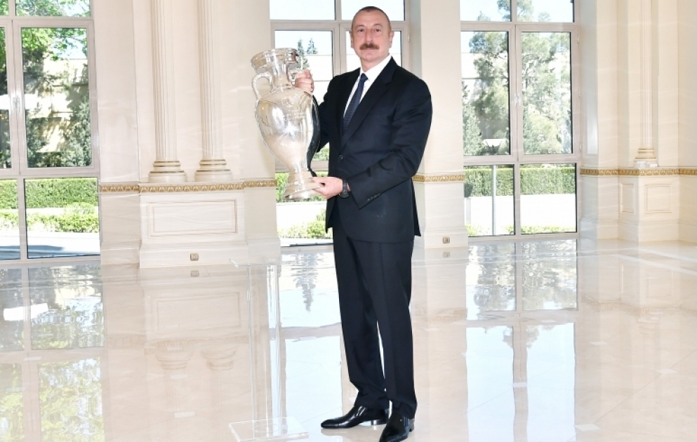 Президенту Ильхаму Алиеву передан кубок ЕВРО-2020