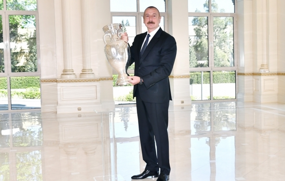 Die Trophäe der UEFA EURO 2020 Präsident Ilham Aliyev präsentiert
