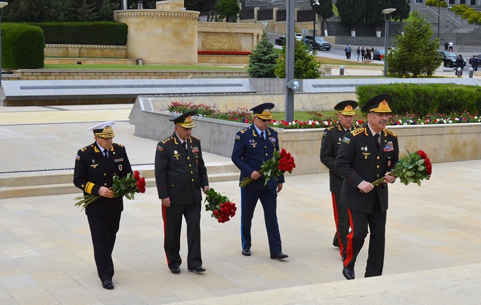 Müdafiə Nazirliyinin rəhbərliyi Böyük Vətən müharibəsində həlak olanların xatirəsini yad edib