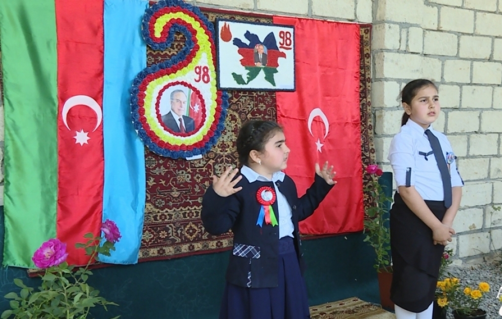 Qazaxda yaşayan məktəbli bacıların Ulu Öndər sevgisi - Reportaj